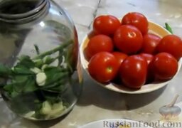 Малосольные помидоры и огурцы (горячий способ): Как сделать быстрые  малосольные огурцы и помидоры:    На дно банки поместить укроп, листья хрена и чеснок.