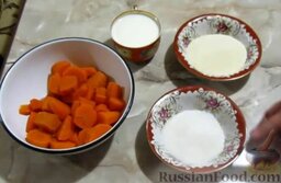 Морковные котлеты: Подготовить ингредиенты для морковных котлет. Морковь почистить, помыть, нарезать небольшими кусочками, залить холодной водой и варить 20 минут.