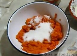 Морковные котлеты: Как приготовить морковные котлеты с манкой:    Морковь перекрутить через мясорубку и соединить с сахаром.