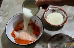 Морковные котлеты: Влить молоко.