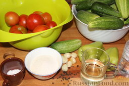 Салат из огурцов в томатном соусе (на зиму): Взвесить продукты для салата из огурцов в томатном соусе, почистить чеснок, хорошо вымыть огурцы и помидоры.