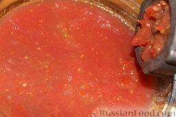 Салат из огурцов в томатном соусе (на зиму): Подготовленные помидоры и перец пропустить через мясорубку.