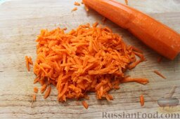 Салат "Коул-Сло" (Coleslaw) с кольраби: Морковь очищаем от кожуры, также натираем теркой. Переложив в салатник к капусте, перемешиваем.