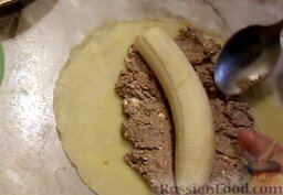 Рисовые блины без сахара, с творогом и бананом: Сверху поместить целый банан.