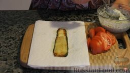 Рулетики "Тещин язык" из цуккини (Zucchini Rolls): Чтобы убрать лишний жир, выложить цуккини на бумажную салфетку.