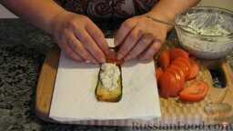 Рулетики "Тещин язык" из цуккини (Zucchini Rolls): Намазать жареные цуккини соусом, выложить кусочек помидора.