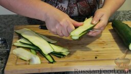 Рулетики "Тещин язык" из цуккини (Zucchini Rolls): Вдоль нарезать длинными и очень тонкими полосками. Удобнее всего нарезать овощечисткой, или постарайтесь нарезать очень тонко ножом.