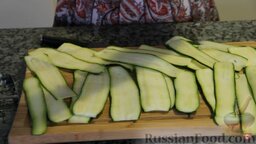 Рулетики "Тещин язык" из цуккини (Zucchini Rolls): Слегка посолить и оставить на 15 минут.