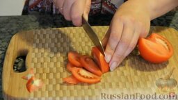 Рулетики "Тещин язык" из цуккини (Zucchini Rolls): Помидоры помыть, разрезать пополам, вырезать плодоножки и нарезать полукружиями.