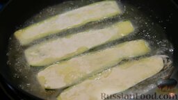 Рулетики "Тещин язык" из цуккини (Zucchini Rolls): Выложить цуккини в разогретое растительное масло.