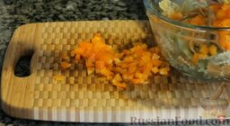 Салат из пасты, с сыром фета и овощами: Перец очистить от семян и нарезать кубиками, переложить в миску с пастой.