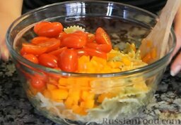 Салат из пасты, с сыром фета и овощами: Помидоры разрезать пополам и добавить в миску.