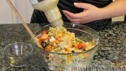 Салат из пасты, с сыром фета и овощами: Заправить салат из макарон итальянской заправкой (или другой заправкой) и перемешать.