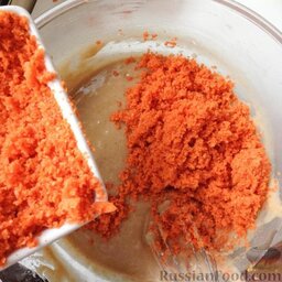 Морковный торт: Добавьте все сухие ингредиенты, затем тертую морковь