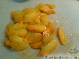 Штрудель с персиками и кунжутом: В это время персики очистить от кожуры и нарезать дольками, толщиной 0,1 см.