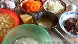 Суп с фрикадельками и сырными шариками (клецками): Подготовить ингредиенты для супа с фрикадельками и клецками. Зелень и сладкий перец, нарезанный кусочками, заранее разморозить. Морковь, лук, картофель и чеснок почистить, затем помыть. Морковь натереть на терке, лук мелко нарезать, картофель нарезать кубиками. Чеснок выдавить через пресс. Масло растопить. Фарш смешать с 1 ст. ложкой лука, чесноком, посолить и поперчить.