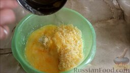 Суп с фрикадельками и сырными шариками (клецками): Масляно-яичную смесь соединить с мукой и сыром, посолить.