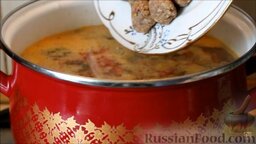 Суп с фрикадельками и сырными шариками (клецками): В кипящий суп опустить фрикадельки, варить 5 минут на большом огне.