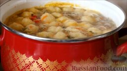 Суп с фрикадельками и сырными шариками (клецками): Затем добавить сырные шарики и варить суп с фрикадельками и клецками еще 5 минут. В конце посолить и поперчить картофельный суп.