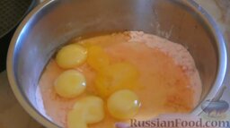Торт из киселя: Добавить яйца.