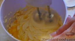 Торт из киселя: Через несколько секунд добавить 2 сырых желтка, при этом не прекращая взбивать на большой скорости. Добавить для аромата ванилин или ванильный сахар - и готово.