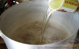 Закуска "Кобра" из баклажанов (на зиму): В большую кастрюлю влить растительное масло.