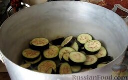 Закуска "Кобра" из баклажанов (на зиму): Выложить подготовленные ингредиенты слоями. Первый слой - баклажаны.