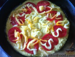 Пицца из кабачков, с помидорами и сыром: Сверху выложите помидор и перчик, немного присолите помидоры. Отправьте пиццу с помидорами и перцем в разогретую духовку примерно на 25-30 минут.