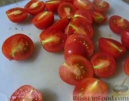 Салат из стручковой фасоли и помидоров: Помидорки разрежьте пополам.