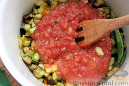 Салат из кабачков и баклажанов на зиму (без стерилизации): Приправляем томатной заправкой.