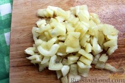 Салат из кабачков и баклажанов на зиму (без стерилизации): Из перцев удаляем сердцевину, нарезаем кубиками.