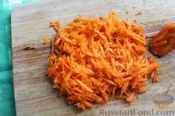 Салат из кабачков и баклажанов на зиму (без стерилизации): Морковь крупно натираем.