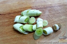 Салат из кабачков и баклажанов на зиму (без стерилизации): Лук-порей шинкуем кольцами.