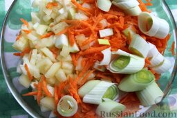 Салат из кабачков и баклажанов на зиму (без стерилизации): Все подготовленные овощи, за исключением баклажанов, соединяем с кабачками.