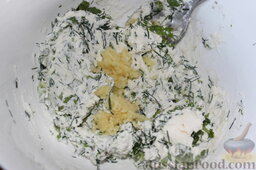 Помидоры, фаршированные сыром, под ореховым соусом: Сыр рикотта смешать с зеленью, добавить соль. Чеснок пропустить через пресс и вмешать в сырный фарш.