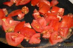 Куриные сердечки с овощами и грибами (в горшочке): Порезать помидоры и слегка спассеровать на растительном масле.