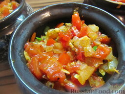 Куриные сердечки в горшочках, с овощами: Раскладываем эту томатную поджарку в горшочки.