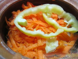 Куриные сердечки в горшочках, с овощами: Трем морковь. Раскладываем морковь поверх картофеля. Нарезаем перец, его колечки помещаем на морковь.