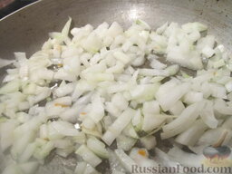Куриные сердечки в горшочках, с овощами: Поджариваем кусочки лука (это следует сделать, чтобы лук не стал вареным и пресным).