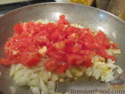 Куриные сердечки в горшочках, с овощами: Нарезаем томаты, добавляем их к луку и поджаренному чесноку.