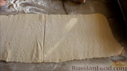 Острые сырные палочки из слоеного теста: Разрезать его пополам.