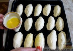 Пирожки со сливами (в духовке): Яйцо соединить с 1 ст. ложкой воды и взбить. Яичной смесью смазать сдобные пирожки. Отправить пирожки со сливами в духовку, разогретую до 180 градусов, на 25 минут.