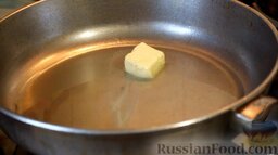 Картофельные биточки: Разогреть растительное масло, добавить к нему сливочное масло.