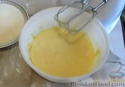 Манник на кефире (без муки): Как приготовить манник на кефире без муки:    Яйца взбить с сахаром добела.