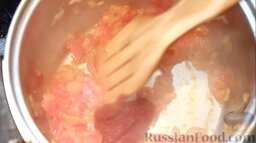 Рыбный суп буйабес: Затем добавить томатную пасту и сахар. Перемешать.