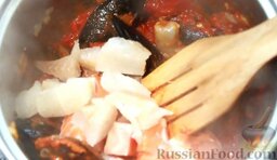 Рыбный суп буйабес: Добавить все морепродукты. Тушить 4 минуты.