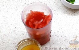 Арбузный лимонад: Удалить косточки и поместить арбузную мякоть в чашу блендера.