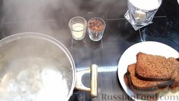 Домашний квас из ржаного хлеба: Чтобы приготовить домашний квас из ржаного хлеба, подготовить необходимые продукты.