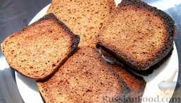 Домашний квас из ржаного хлеба: Как приготовить домашний квас из ржаного хлеба:    Для начала нужно подсушить хлеб в духовке на температуре 150 градусов в течение 1,5 часа.