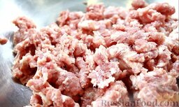 Перец фаршированный: Как приготовить фаршированный перец с мясом и рисом:    Свинину перекрутить через мясорубку.
